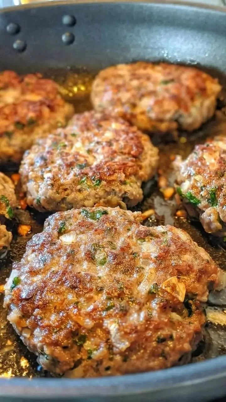 Leckere selbstgemachte Frikadellen auf einem Teller serviert