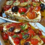 Gebackener Schafskäse auf einem Teller mit frischen Kräutern