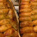 Gefüllte Kohlrabi-Rollen auf einem Teller, garnierte mit frischen Kräutern