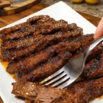 Gegrillte Steakstreifen mit Honigglasur auf einem Teller serviert