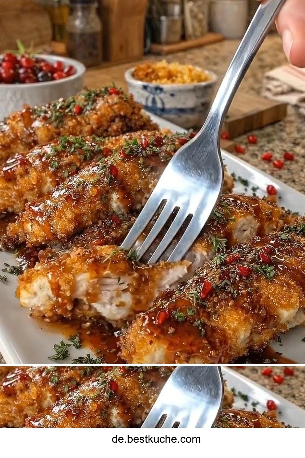 Hähnchenstreifen mit braunem Zucker und Rinderbacon auf einem Teller angerichtet