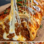 Herzhafte Hackfleisch-Rolle mit Käse aus einem einfachen Rezept.