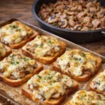 Jägertoast mit Käse überbacken auf einem Teller serviert