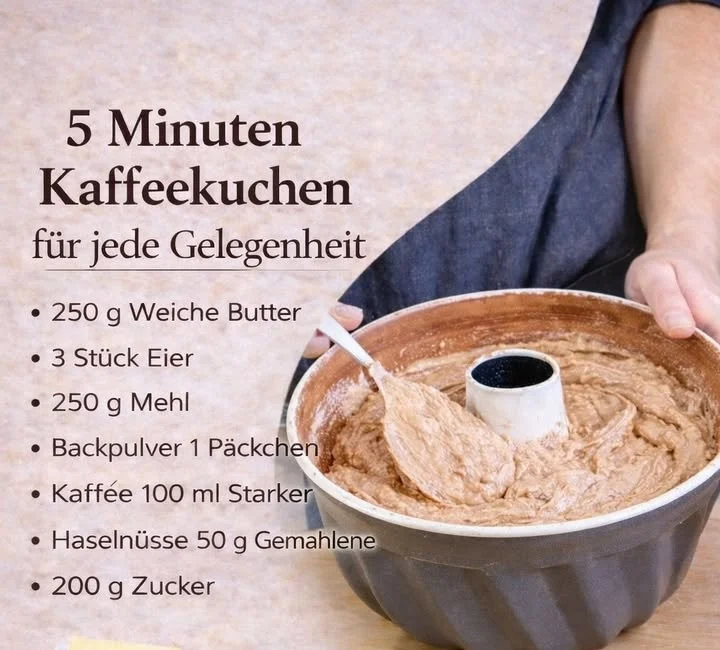 Leckerer Kaffeekuchen auf einem Teller mit Kaffeetasse im Hintergrund.