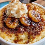 Karamellisierter Bananen-Crumble auf einem Teller serviert