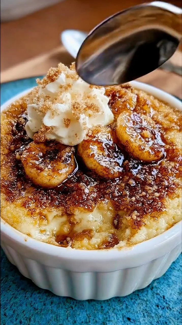 Karamellisierter Bananen-Crumble auf einem Teller serviert