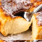 Käse-Joghurt-Kuchen auf einem Teller, garniert mit frischen Beeren.