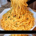 Käse-Knoblauch-Parmesan-Spaghetti mit frischen Kräutern serviert