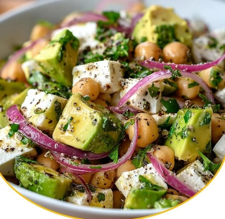 Salat mit Kichererbsen, Feta und Avocado auf einem Teller