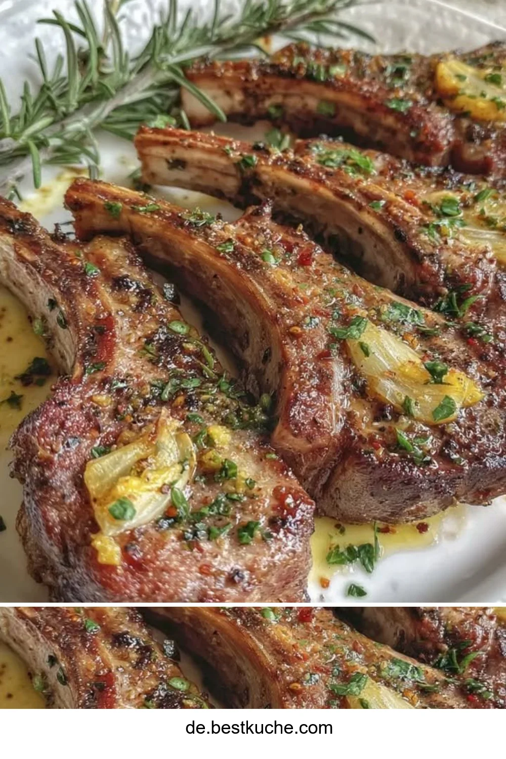 Lammkoteletts mit Knoblauch und Rosmarin auf einem Grillrost