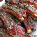 Langsame chinesische Spareribs mit einer würzigen Marinade auf einem Teller