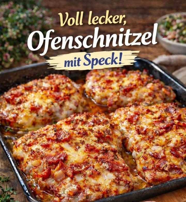 Leckeres Ofenschnitzel frisch aus dem Ofen, serviert mit Beilagen.