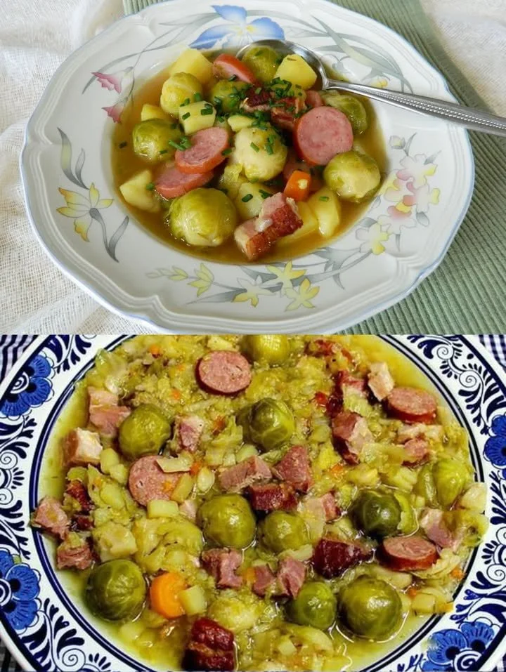 Rosenkohleintopf von Oma in einer Schüssel serviert, reich an Aromen und Zutaten.