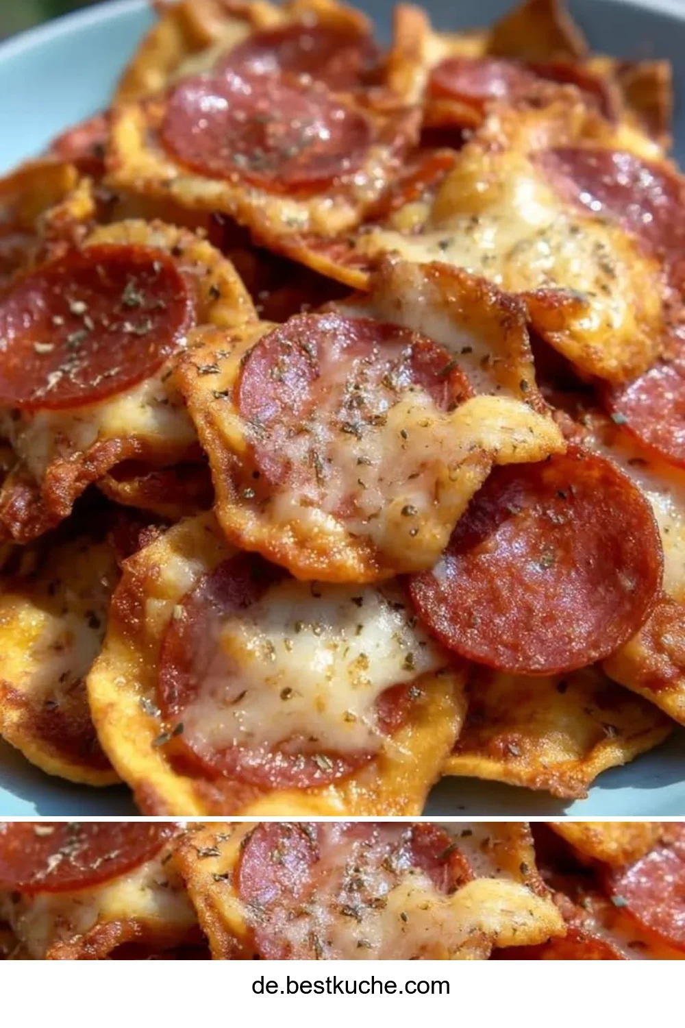 Knusprige Pizza-Chips in einer Schale serviert, idealer Snack für Partys.