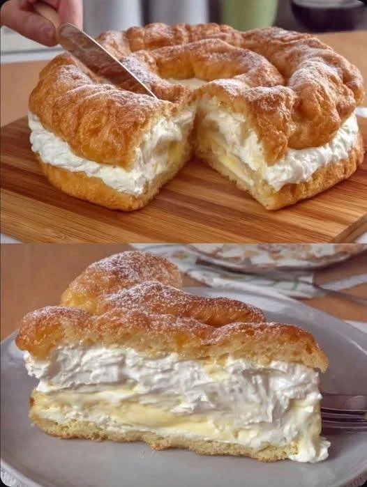 Leckerer polnischer Puddingkuchen mit schokoladiger Glasur und Sahne