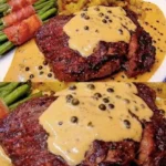 Zartes Rinderfilet mit grüner Pfeffersahnesoße auf einem Teller