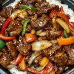 Rindersteak mit Zwiebeln, serviert auf einem rustikalen Teller