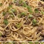 Rindfleisch-Nudeln serviert mit frischen Kräutern und Gemüse
