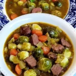 Leckere Portion Rosenkohleintopf in einer Schüssel serviert.