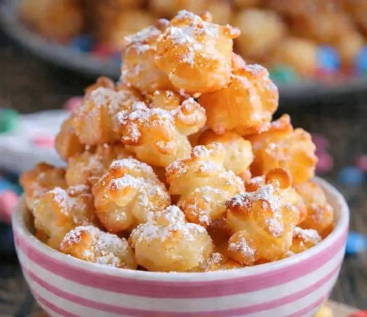 Klassische Schmalzkuchen frisch zubereitet und serviert auf einem Teller