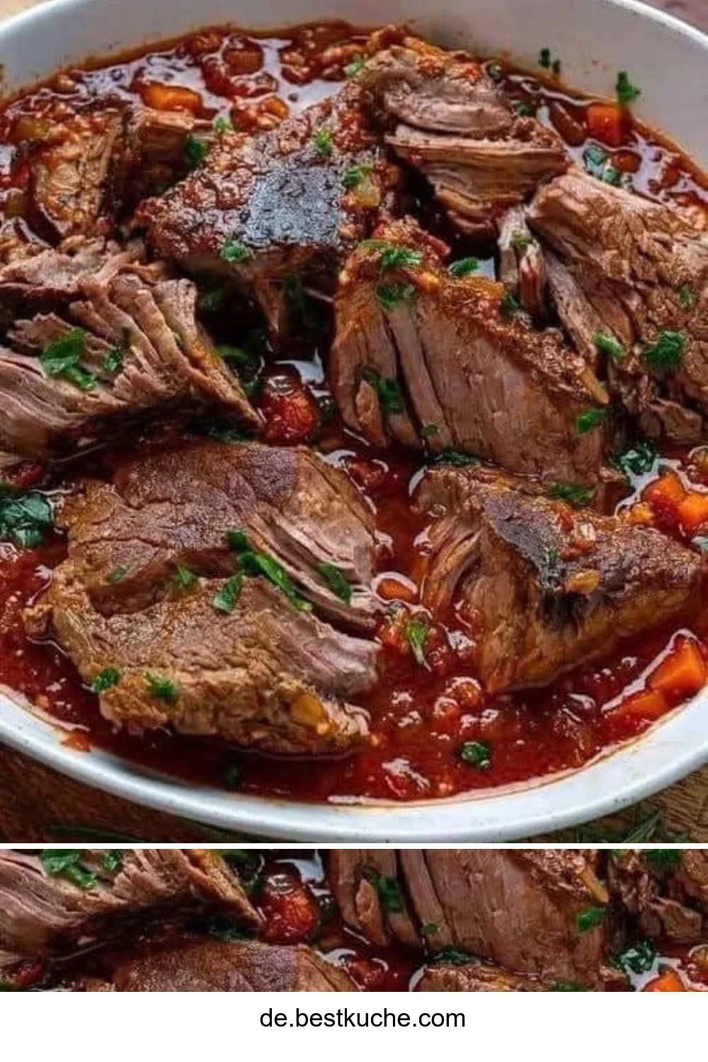 Zarter Schmorbraten mit Knoblauch auf einem Teller angerichtet.