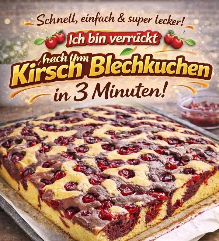 Schoko Kirsch Blechkuchen mit Schokoladenglasur und Kirschen auf einem Blech
