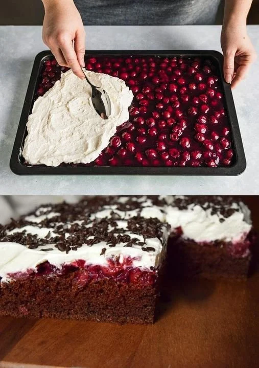 Schwarzwälder Puddingkuchen auf dem Blech mit Schokolade und Kirschen
