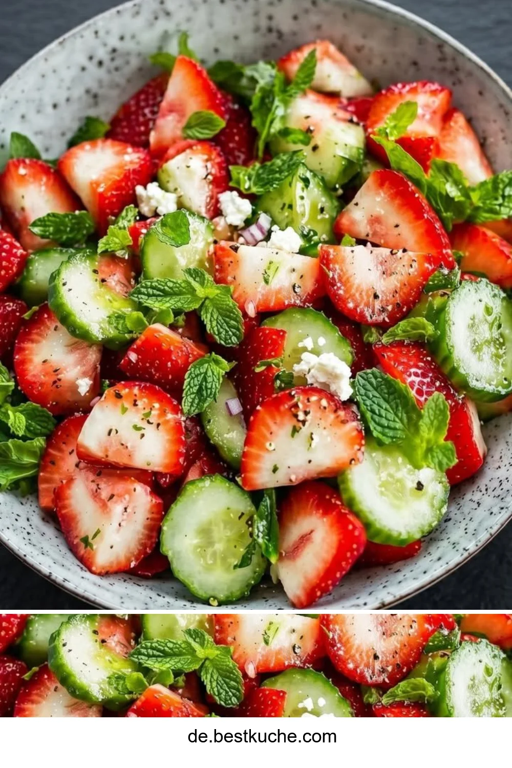 Sommersalat mit Gurke und Erdbeeren auf einem Teller angerichtet