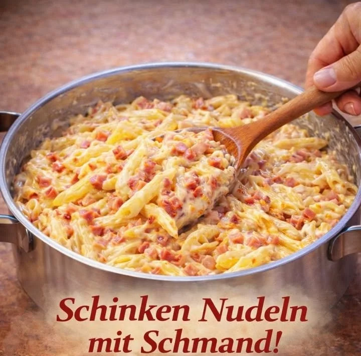 Leckere Schinken Nudeln mit Schmand auf einem Teller serviert