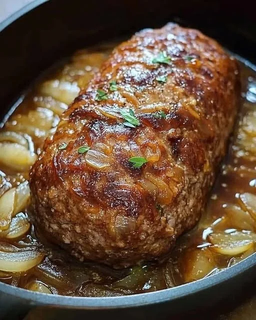 Supersaftiger Zwiebel Hackbraten auf einem Teller serviert