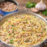 Thunfisch Knoblauch Spaghetti auf einem Teller mit frischen Kräutern