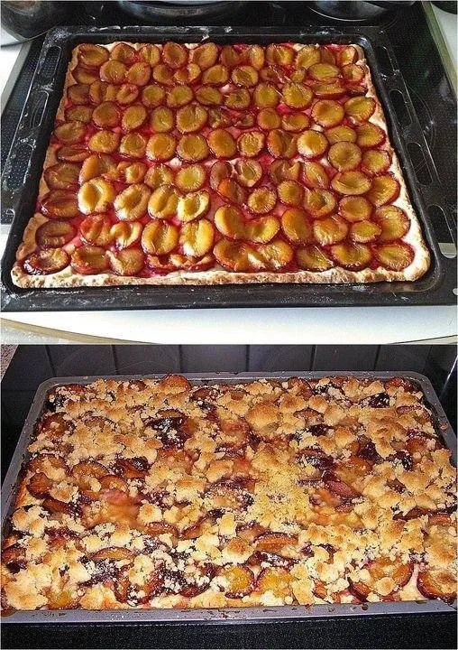 Zwetschgenkuchen vom Blech mit saftigen Pflaumen auf einem Blech entzückt die Sinne.