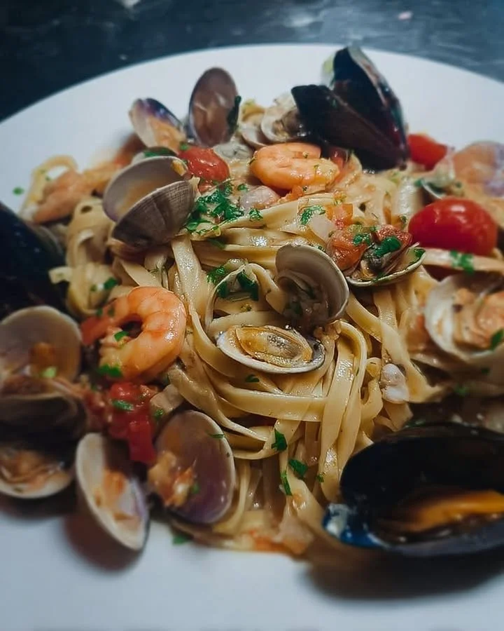 Fettucce mit Kirschtomaten, Garnelen, Muscheln und Venusmuscheln