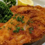 Knuspriges Deutsches Schnitzel serviert mit Beilagen