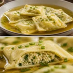Hausgemachte Maultaschen serviert auf einem Teller mit frischen Kräutern.