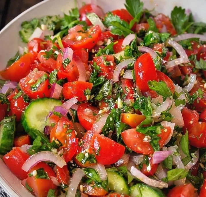Türkischer Tomatensalat mit Olivenöl und frischen Zutaten